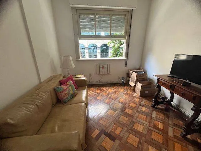 Wood or laminate floors in a 2-bedroom apartment, 98 m² — photo 14