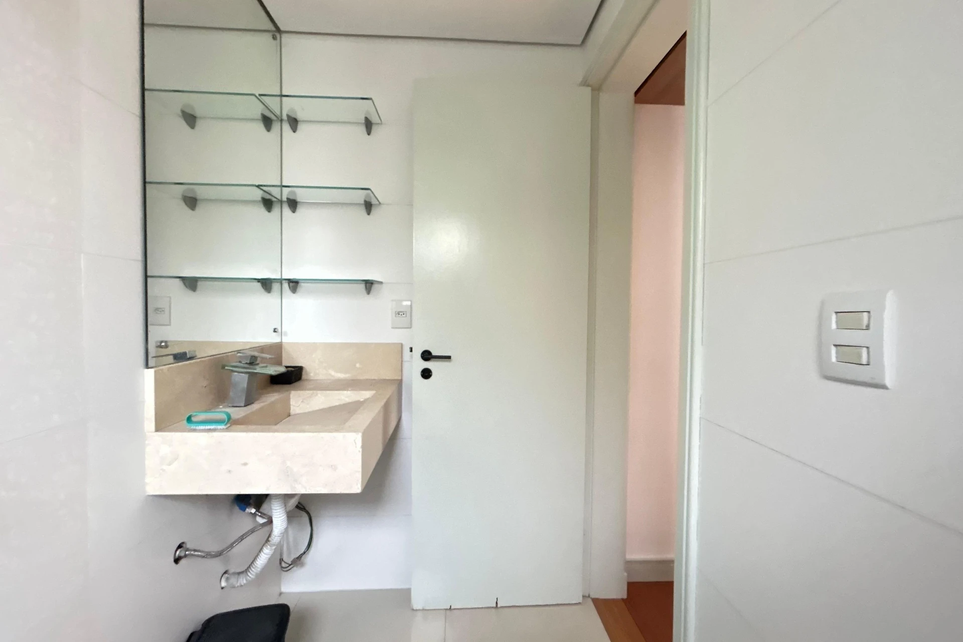 Glass-enclosed balcony in a 3-bedroom apartment, 108 m² — photo 35