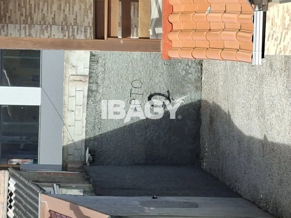 House with 2 bedrooms and a kitchen with stove and hood — photo 14
