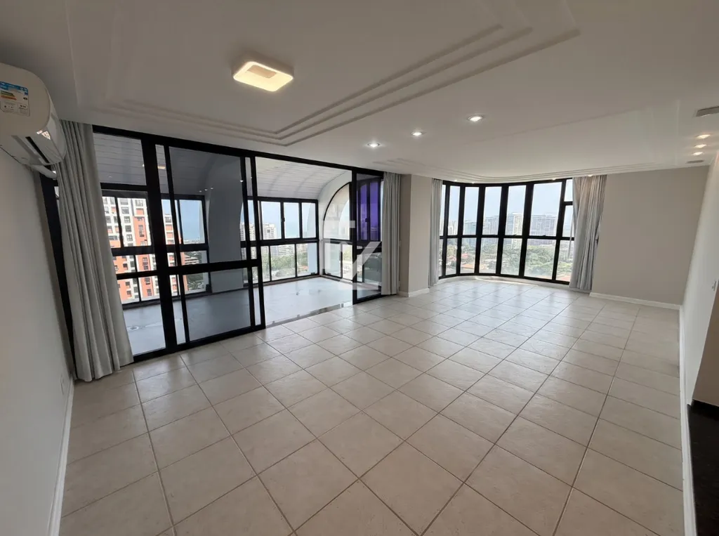 Duplex apartment on the 20th floor with city and water views — photo 15