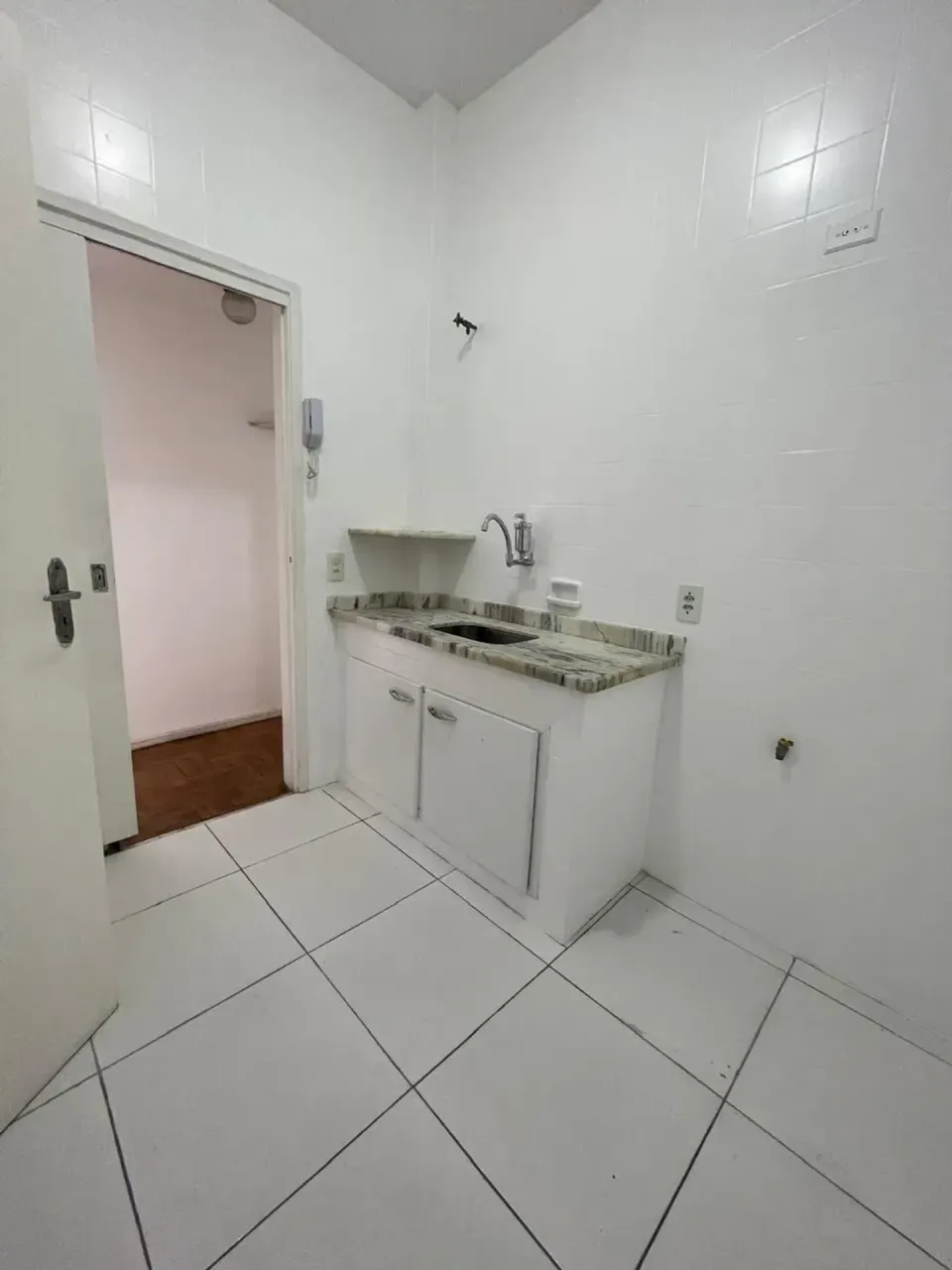Unfurnished apartment with 2 bedrooms and 2 bathrooms — photo 11