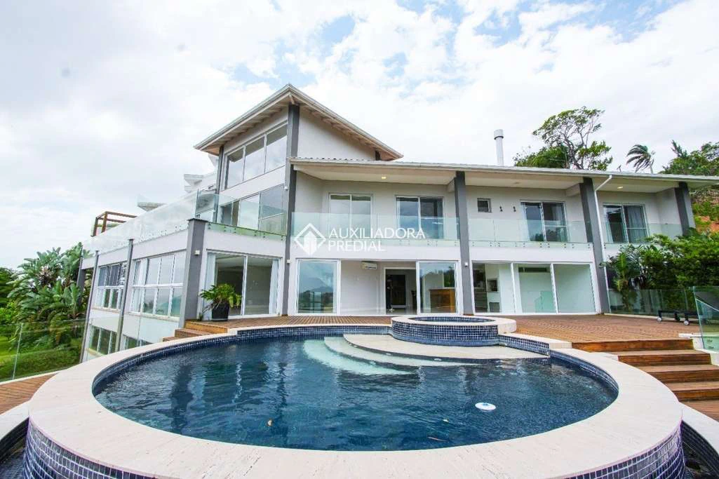 Casa com 5 quartos e 4 vagas de estacionamento — photo 2