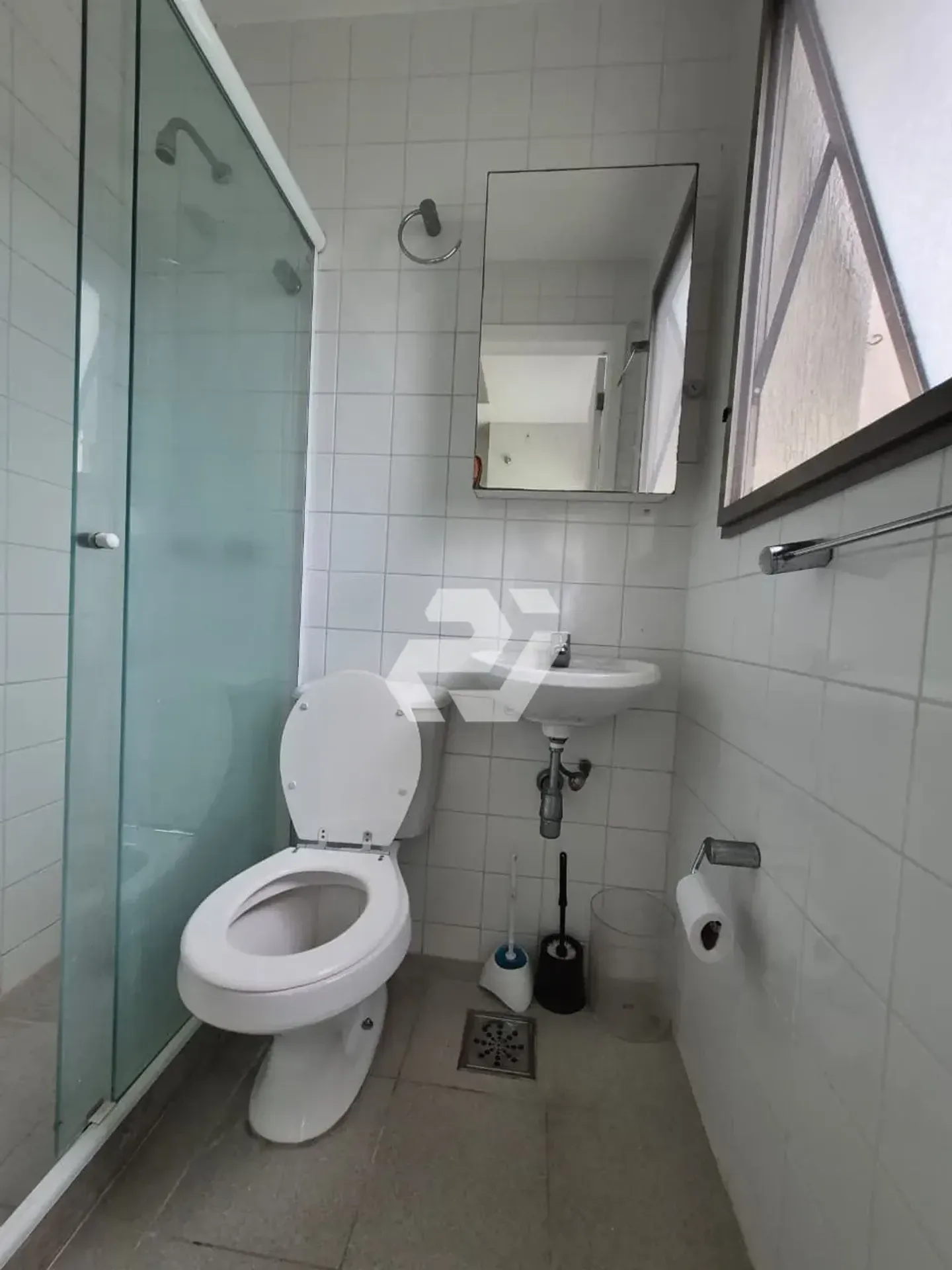 4-bedroom apartment with an enclosed glass balcony — photo 52