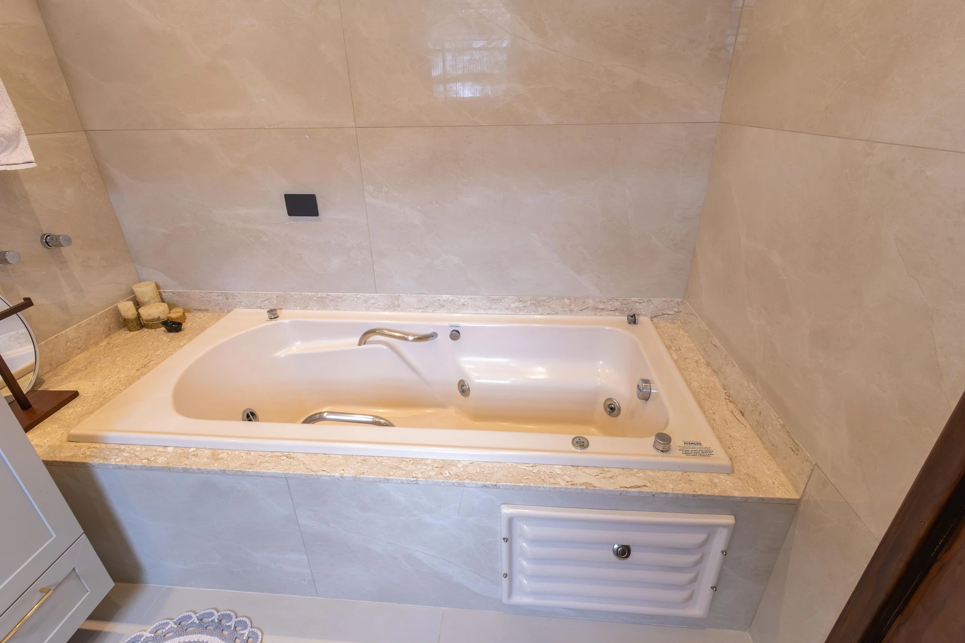 Bathtub in a 3-bedroom house, 180 m² — photo 51
