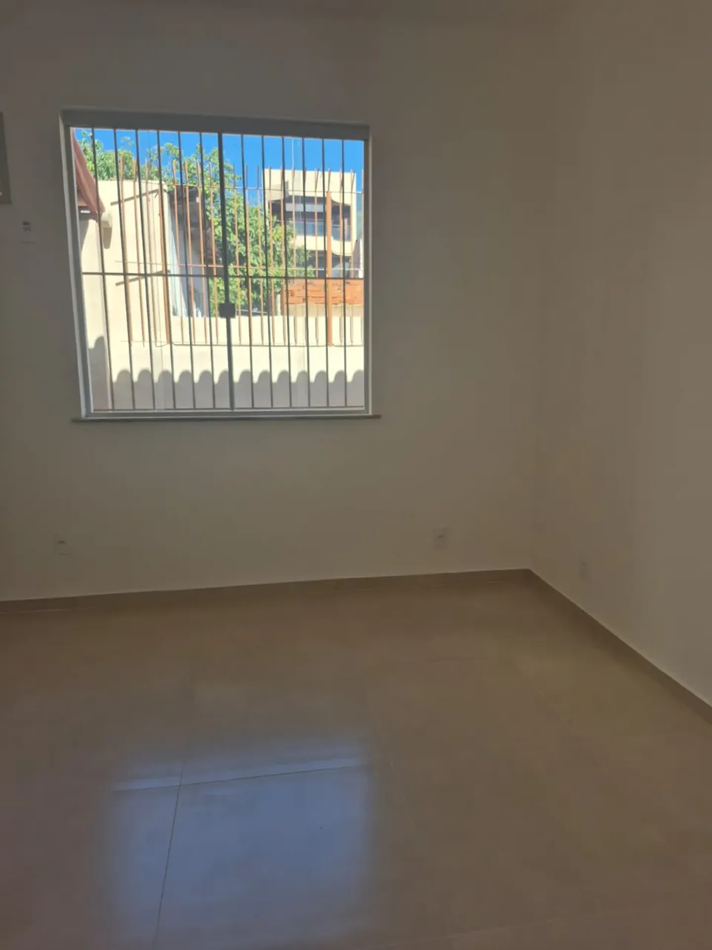 Apartamento sem mobília com cozinha planejada e tanque — photo 23