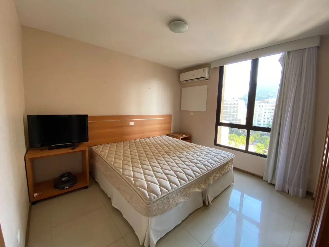 Furnished 1-bedroom apartment with city and water view — photo 5