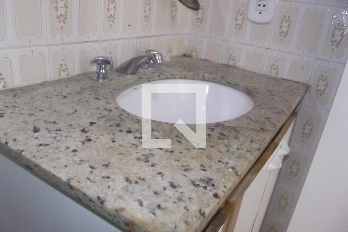 Unfurnished 2-bedroom apartment with a suite bathroom — photo 49