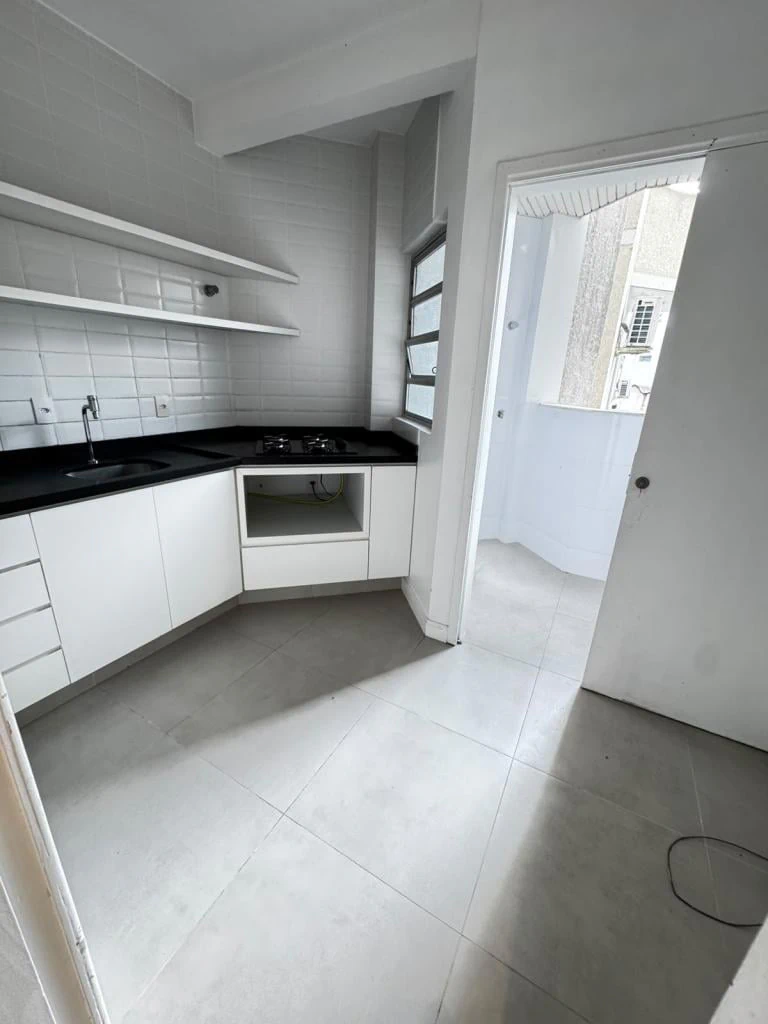 Apartamento de 1 dormitório com sala e cozinha separadas
