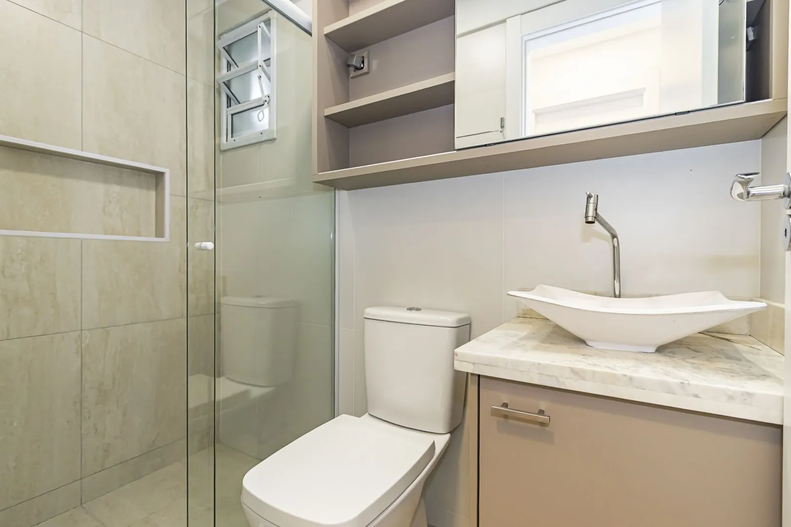 Balcony with a grill in a 2-bedroom apartment, 59 m² — photo 16