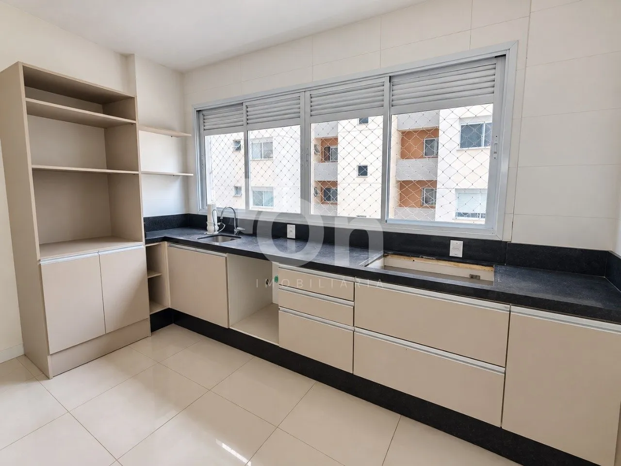 Bathtub in a 4-bedroom apartment, 178 m² — photo 10