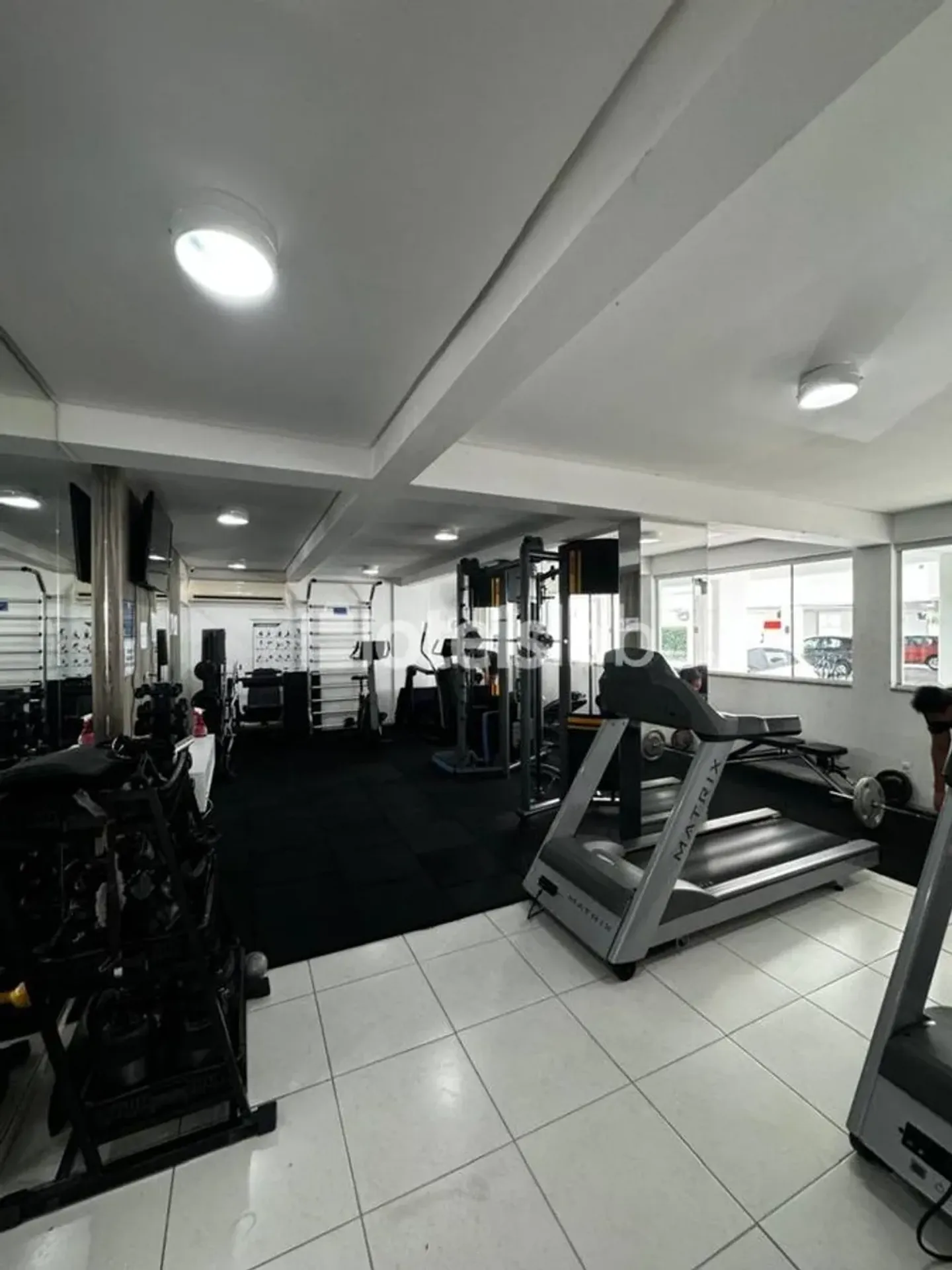 One-bedroom apartment in a building with a gym — photo 25