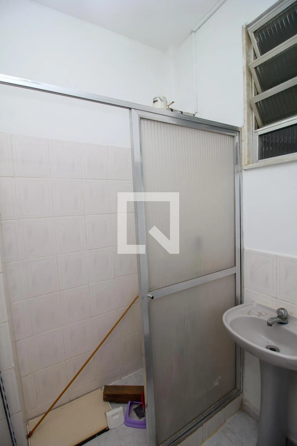 Studio com piso de madeira ou laminado, Saúde — photo 18