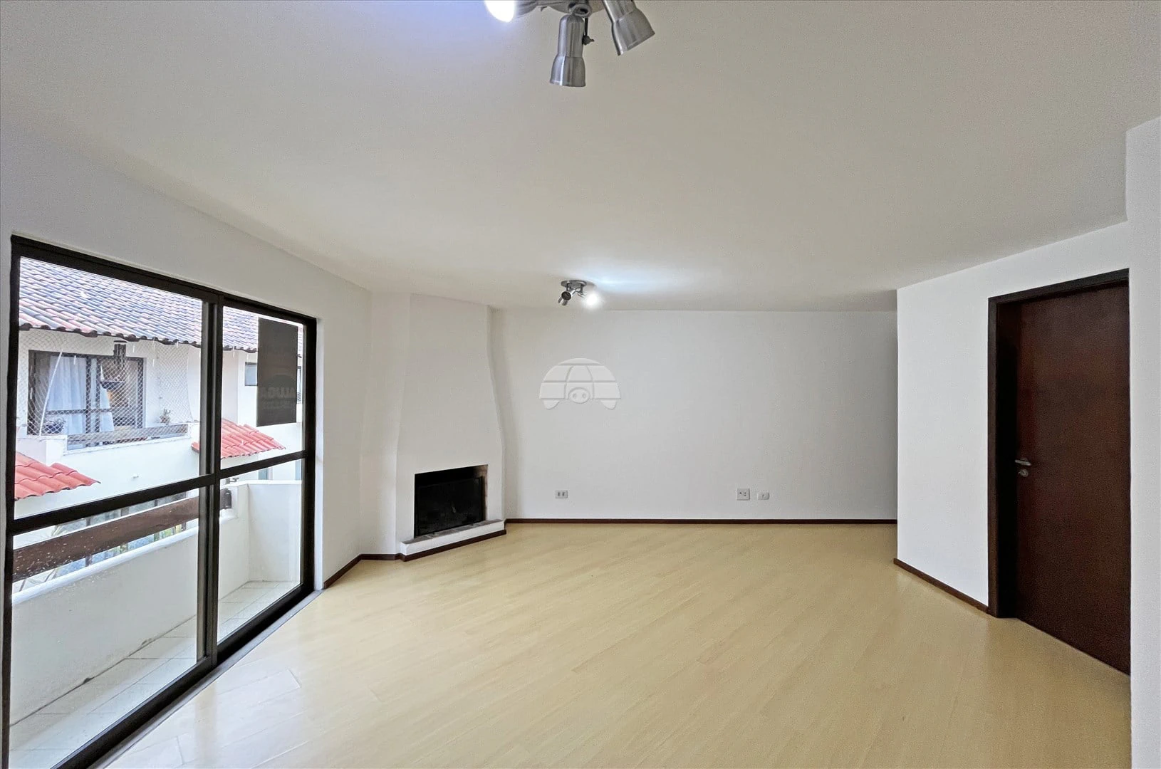 2-bedroom apartment with wood or laminate floors — photo 5