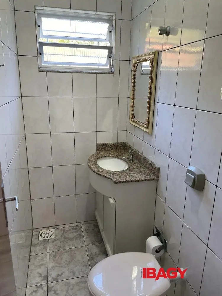 3-bedroom house with a water view in Florianópolis — photo 40