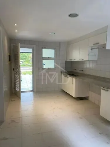 House with 4 bedrooms and 5 bathrooms, closed kitchen — photo 2