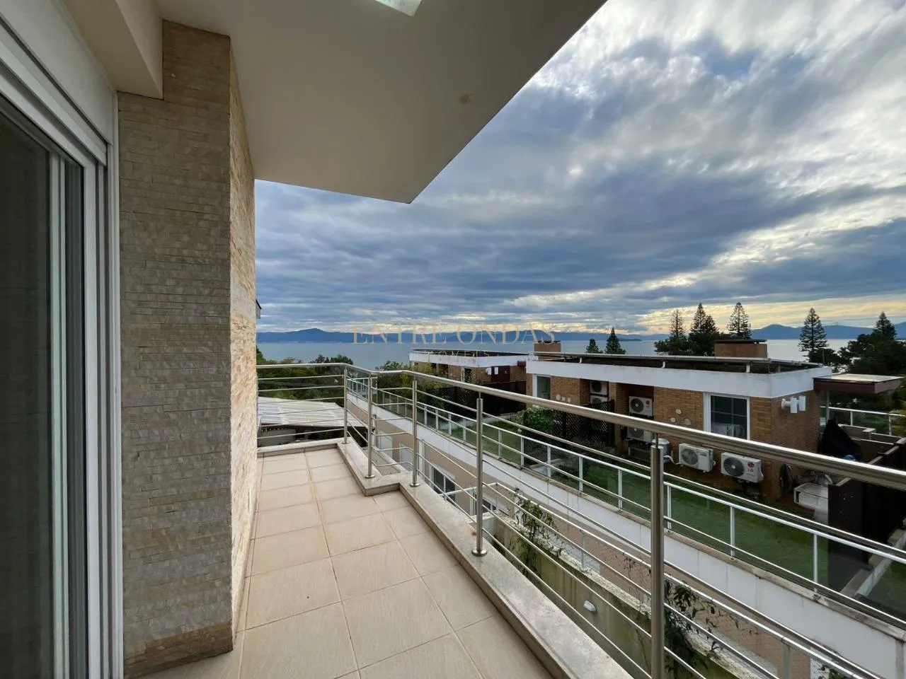 Water view in a 4-bedroom house, 263 m² — photo 31