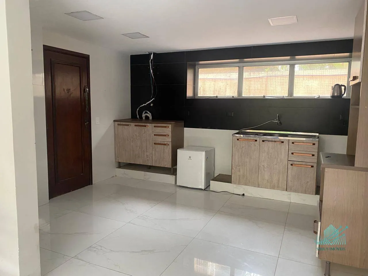 4-bedroom apartment with enclosed glass balcony — photo 2