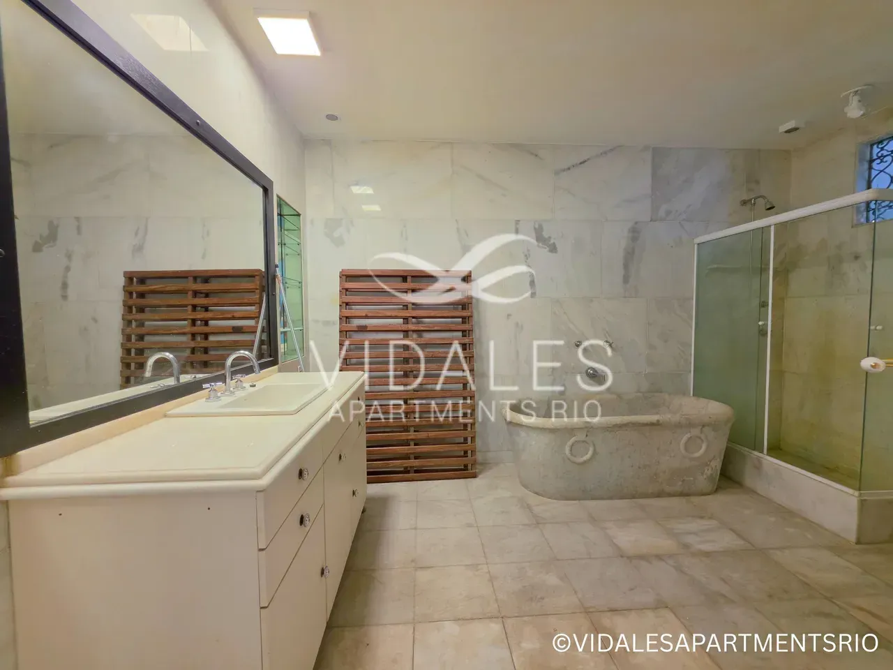 Unfurnished 4-bedroom apartment with a glassed-in balcony — photo 6