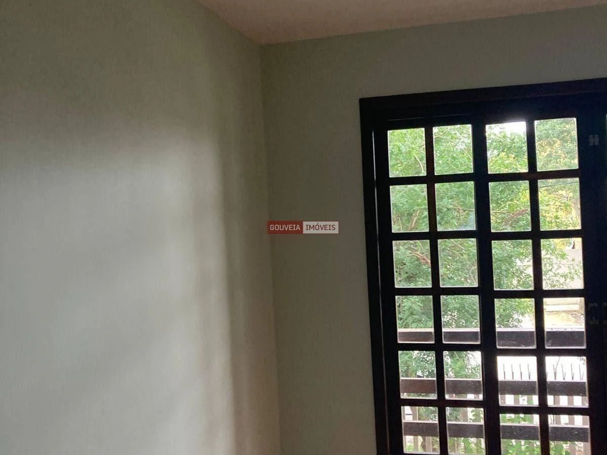 4-bedroom house with a glass-enclosed balcony — photo 26