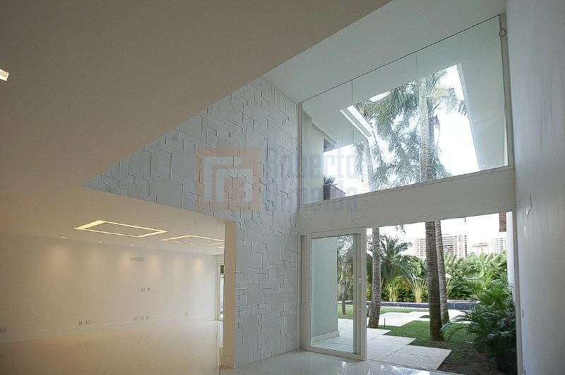 Casa duplex com 5 suítes e 7 banheiros, 4 vagas