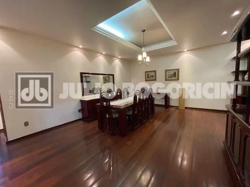 Residential apartment with 3 bedrooms, 3 baths and a glass balcony