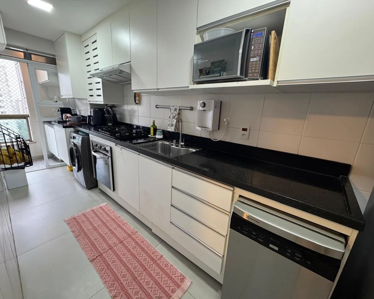 Furnished 3-bedroom apartment with open-plan kitchen — photo 24