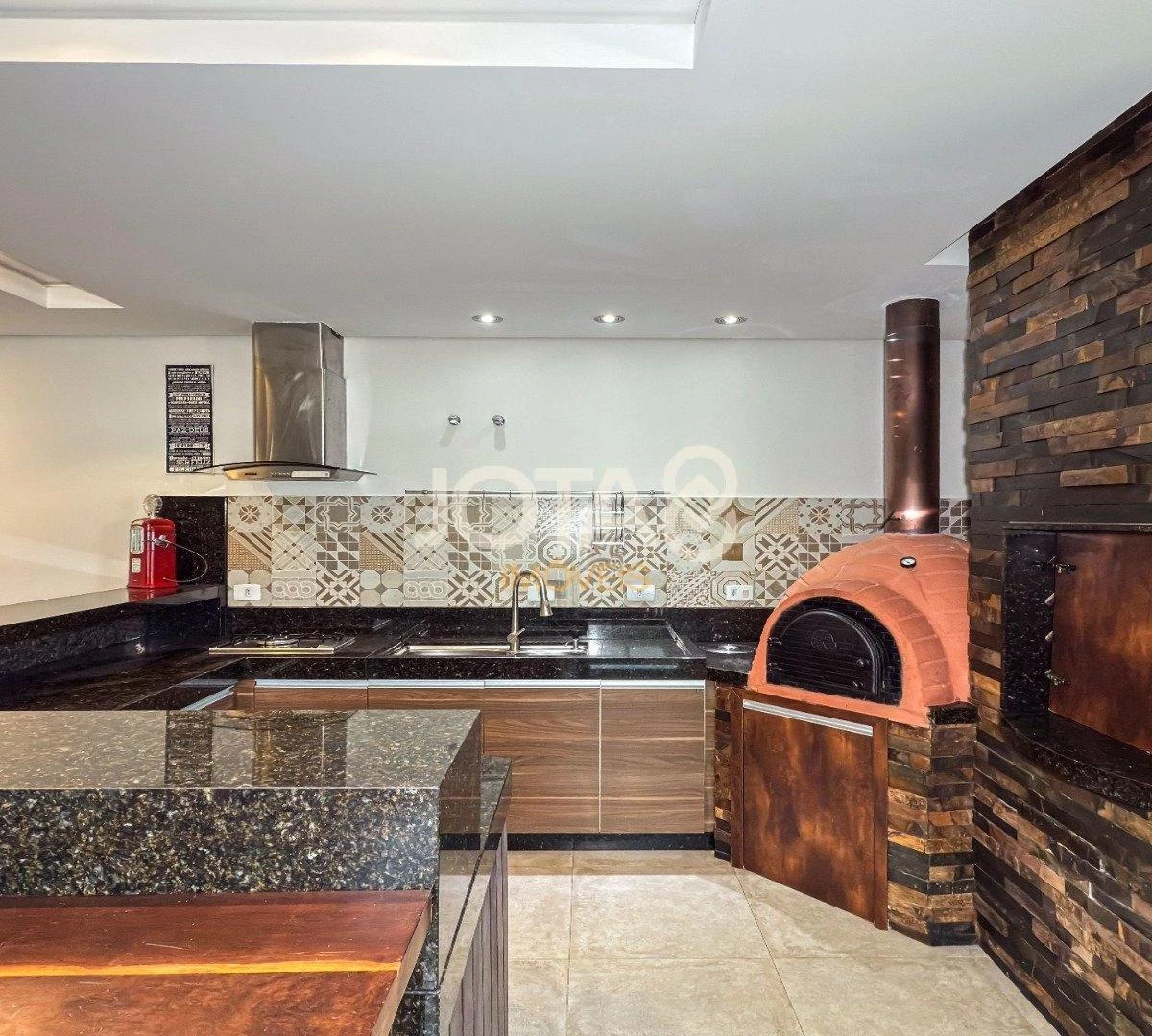 4-bedroom house with floor-to-ceiling windows — photo 10