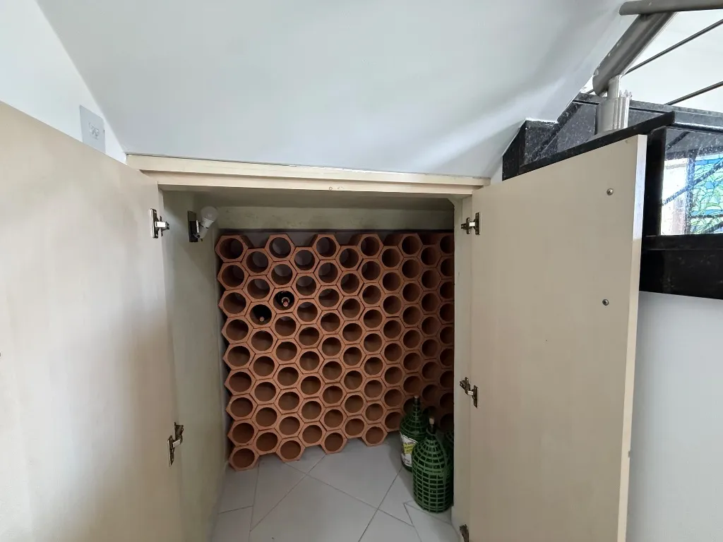 3-bedroom house with a bathtub in Curitiba — photo 30