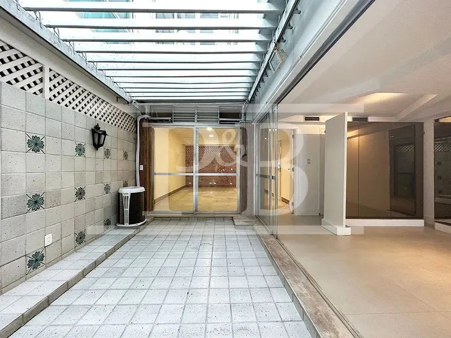 3-bedroom apartment with enclosed glass balcony — photo 10
