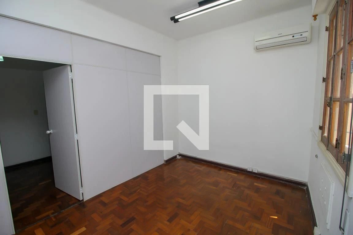 Studio com piso de madeira ou laminado, Saúde — photo 13