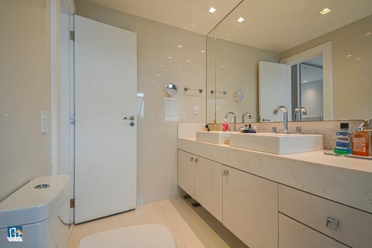 4-bedroom apartment with open-plan kitchen and electric stove — photo 32