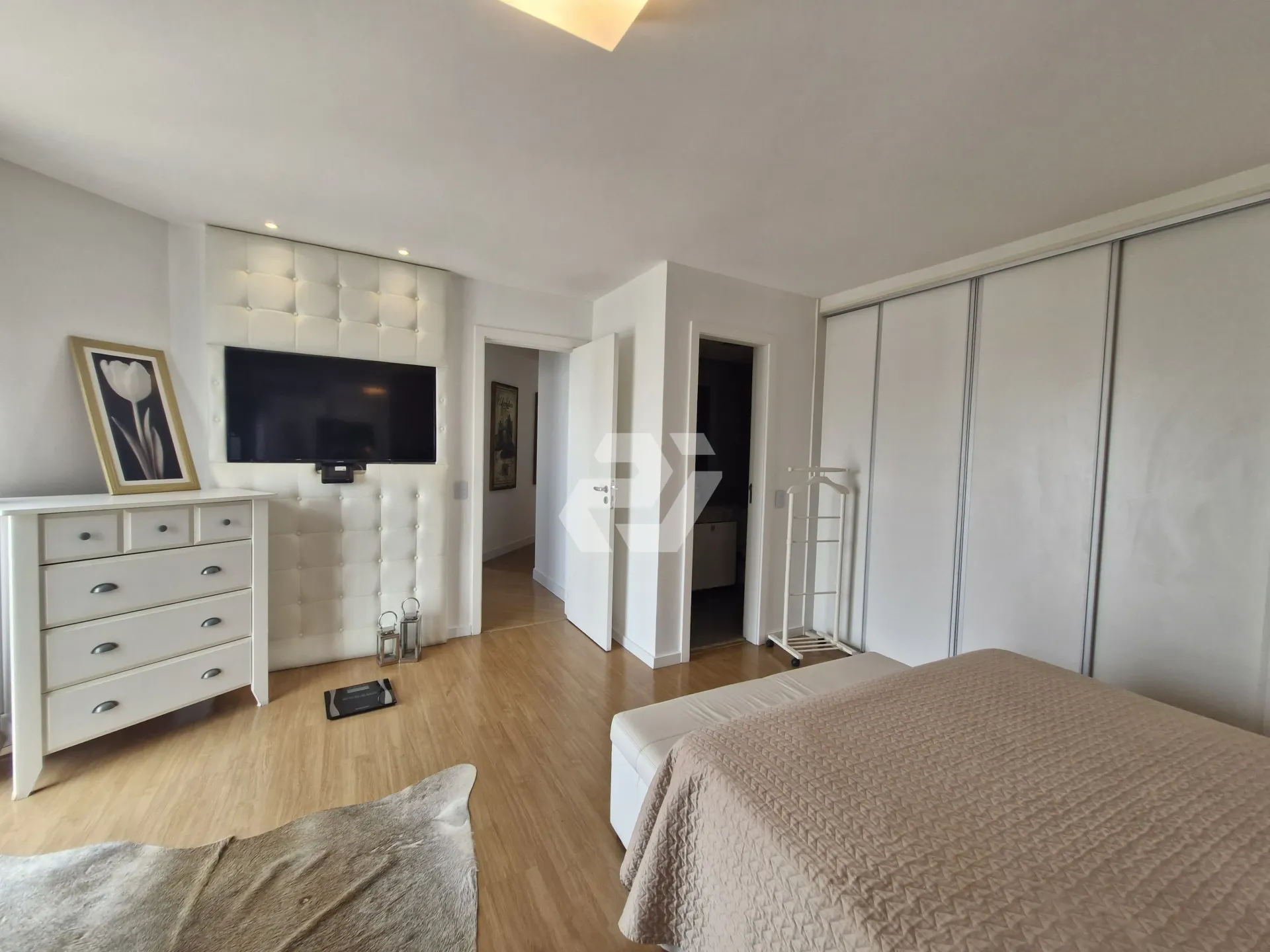 Furnished 4-bedroom apartment with building pool — photo 24