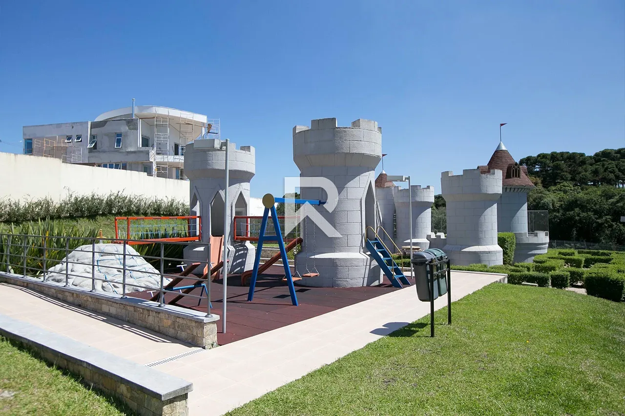 Furnished house with 4 bedrooms and 302 m² and a garden — photo 35