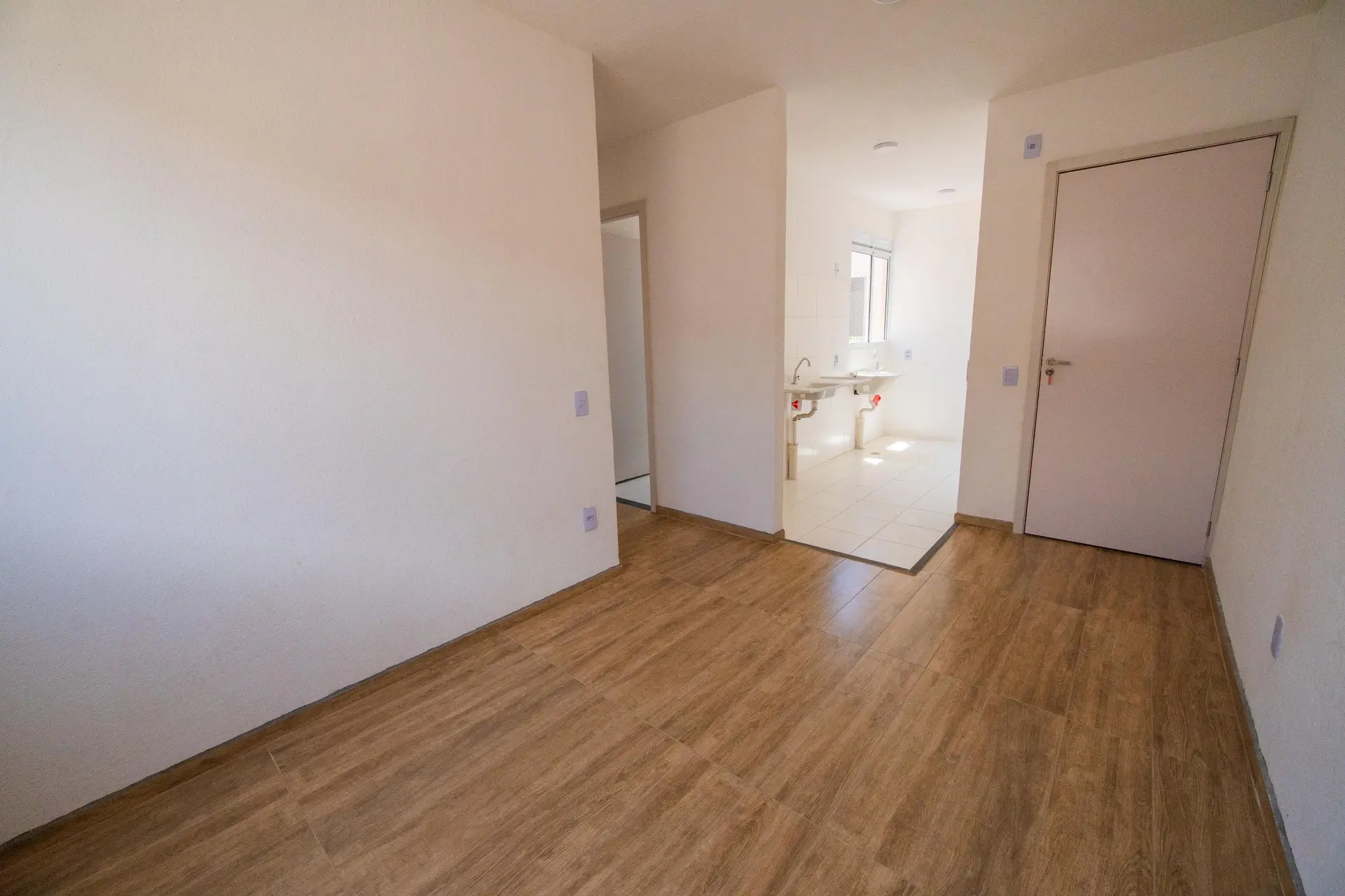 2-bedroom apartment with wood or laminate floors in Curitiba — photo 15