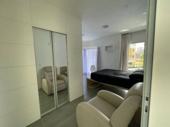 Ventanales de piso a techo y 4 dormitorios: casa de 400 m² — photo 46