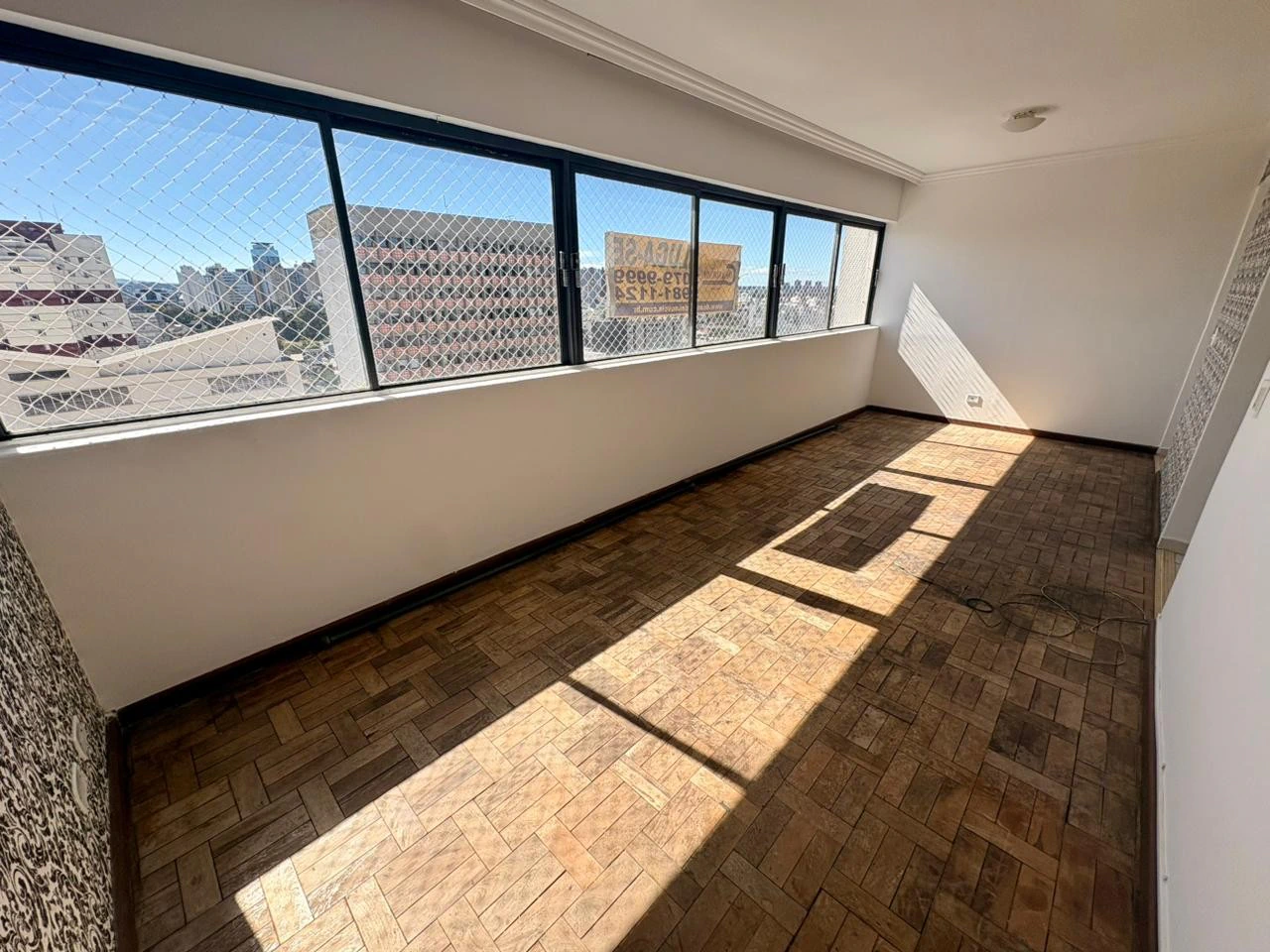 Wood or laminate floors in a 2-bedroom apartment, 86 m² — photo 7