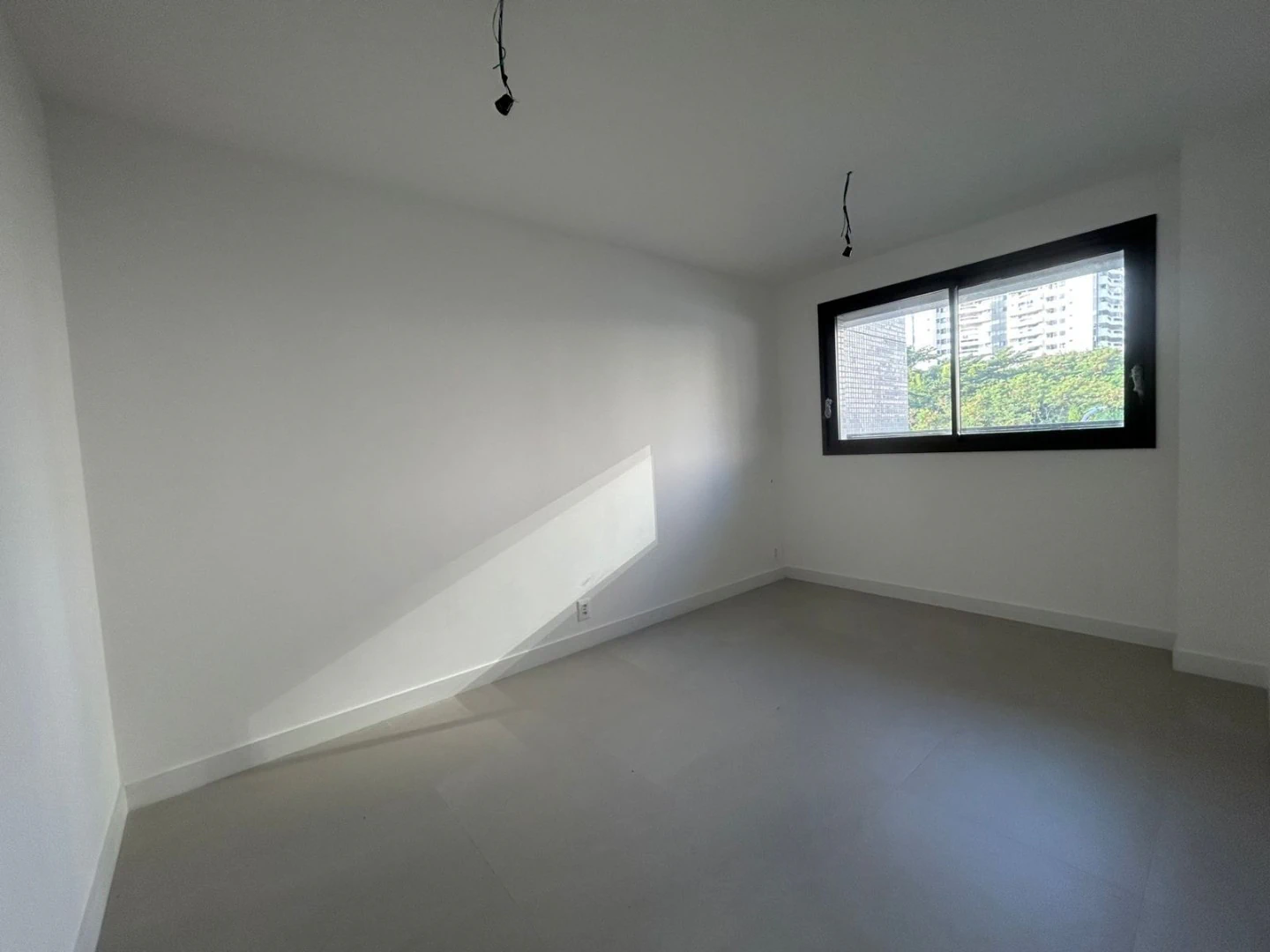 2-bedroom apartment with suite and glassed balcony — photo 14