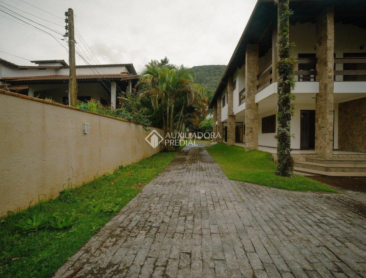 1723 m² house with a bathtub and a grill on the balcony — photo 27
