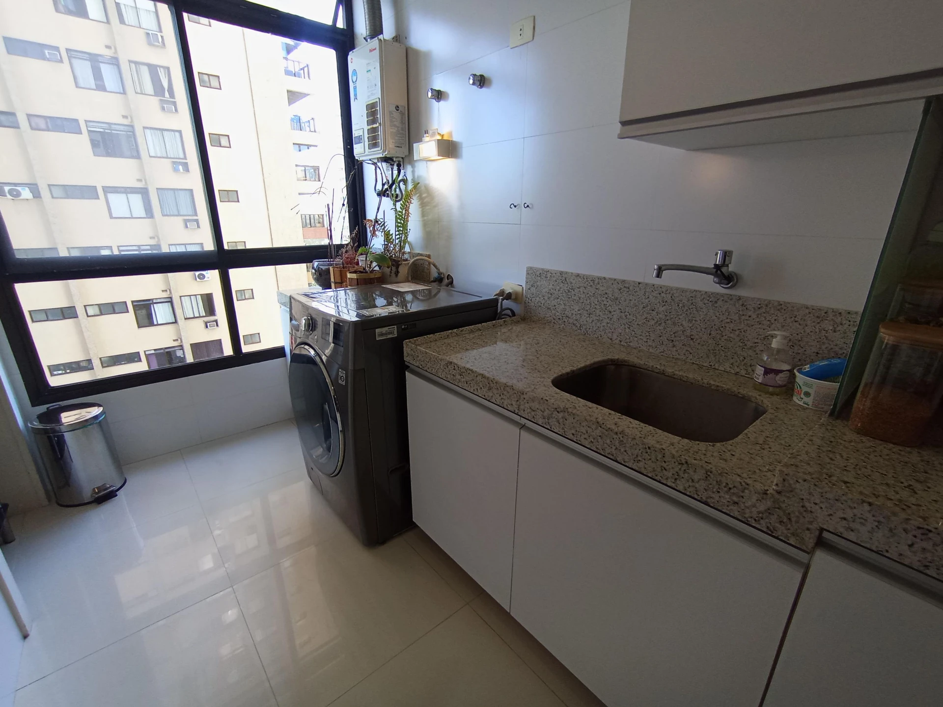 Furnished 3-bedroom apartment with enclosed balcony — photo 8