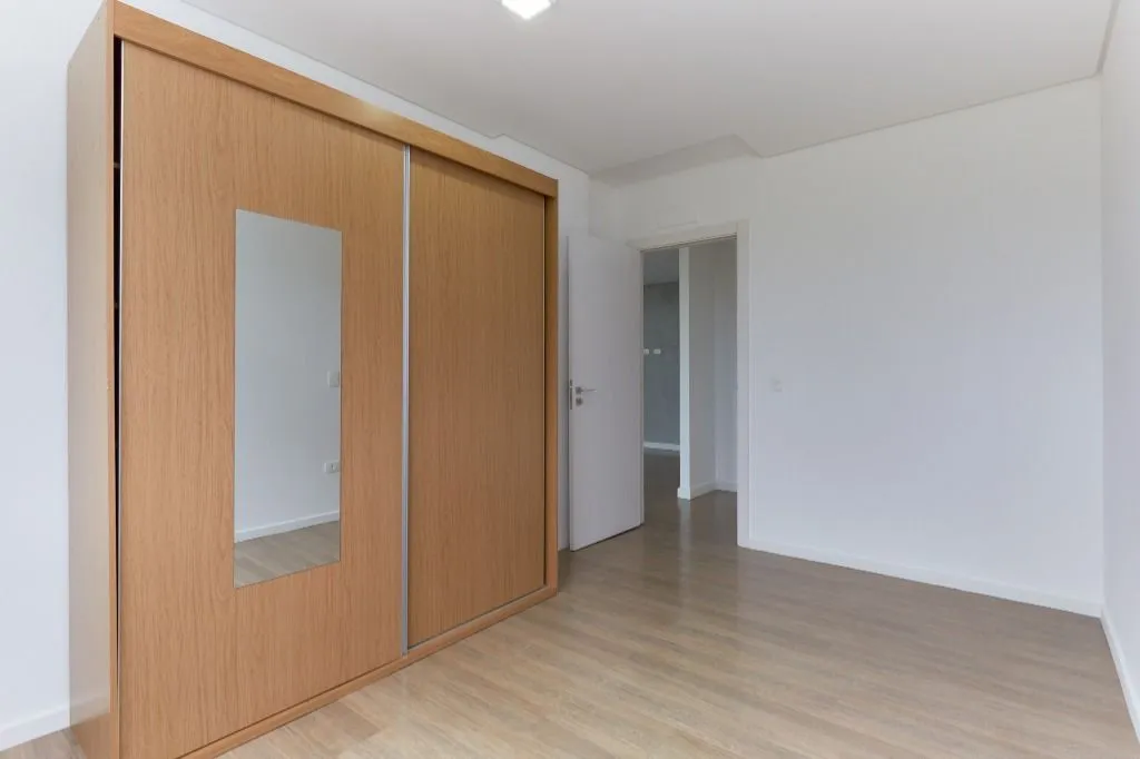 Furnished 2-bedroom apartment with an open-plan kitchen — photo 40