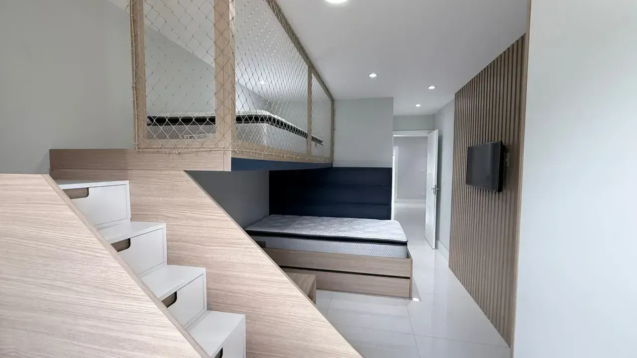 House with 6 bedrooms and an open kitchen with gas stove — photo 13