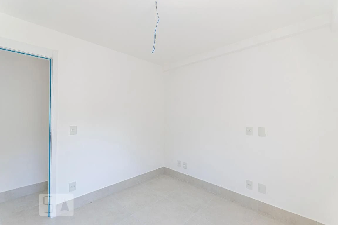 Balcony with a grill in a 2-bedroom apartment, 60 m² — photo 5
