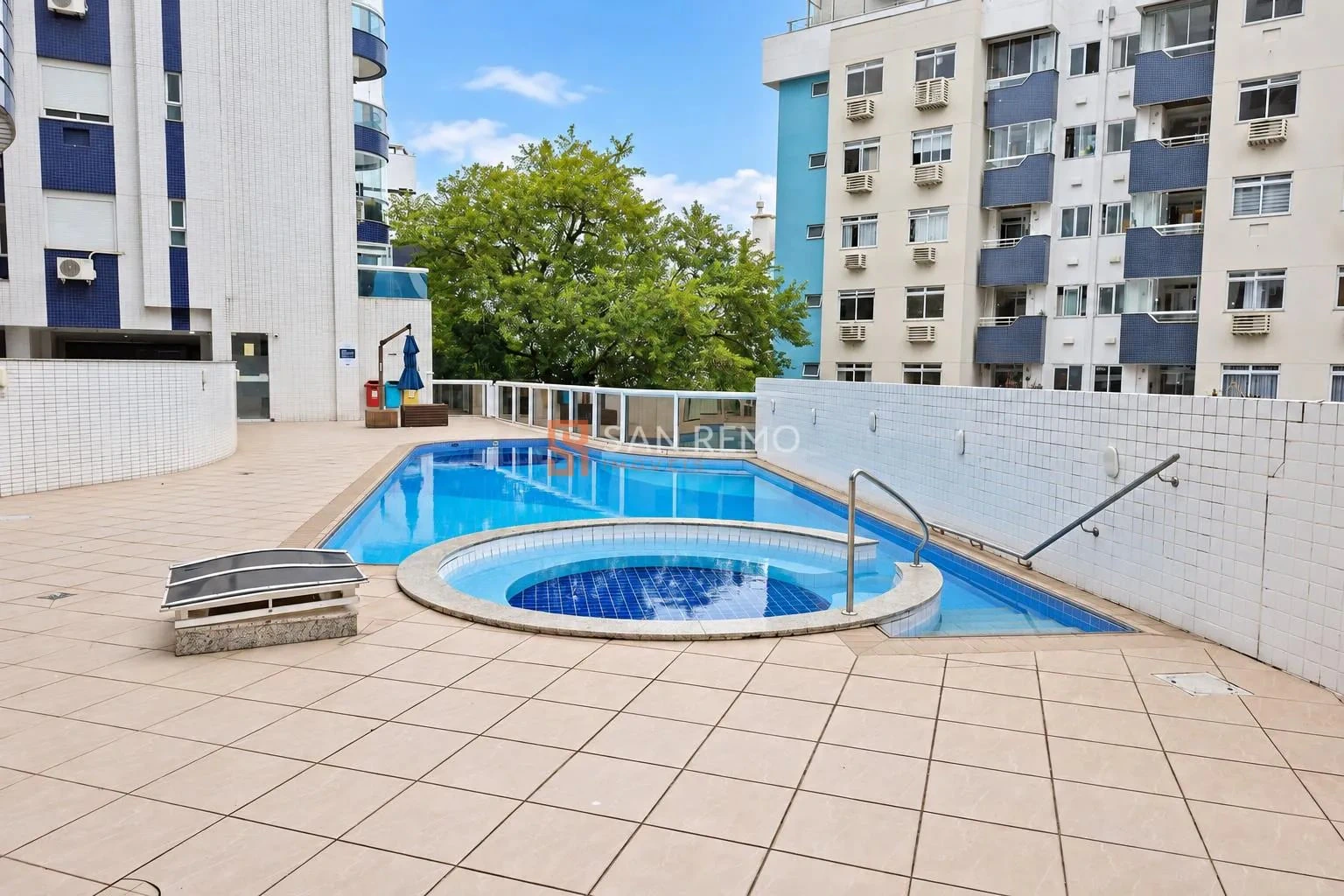 Balcony with a grill in a 3-bedroom apartment, 87 m² — photo 23