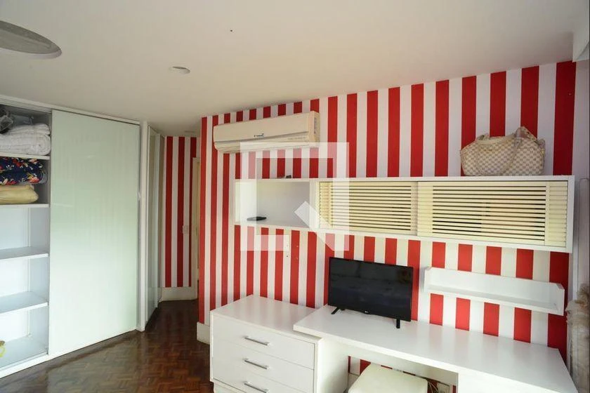4-bedroom apartment with enclosed glass balcony — photo 40