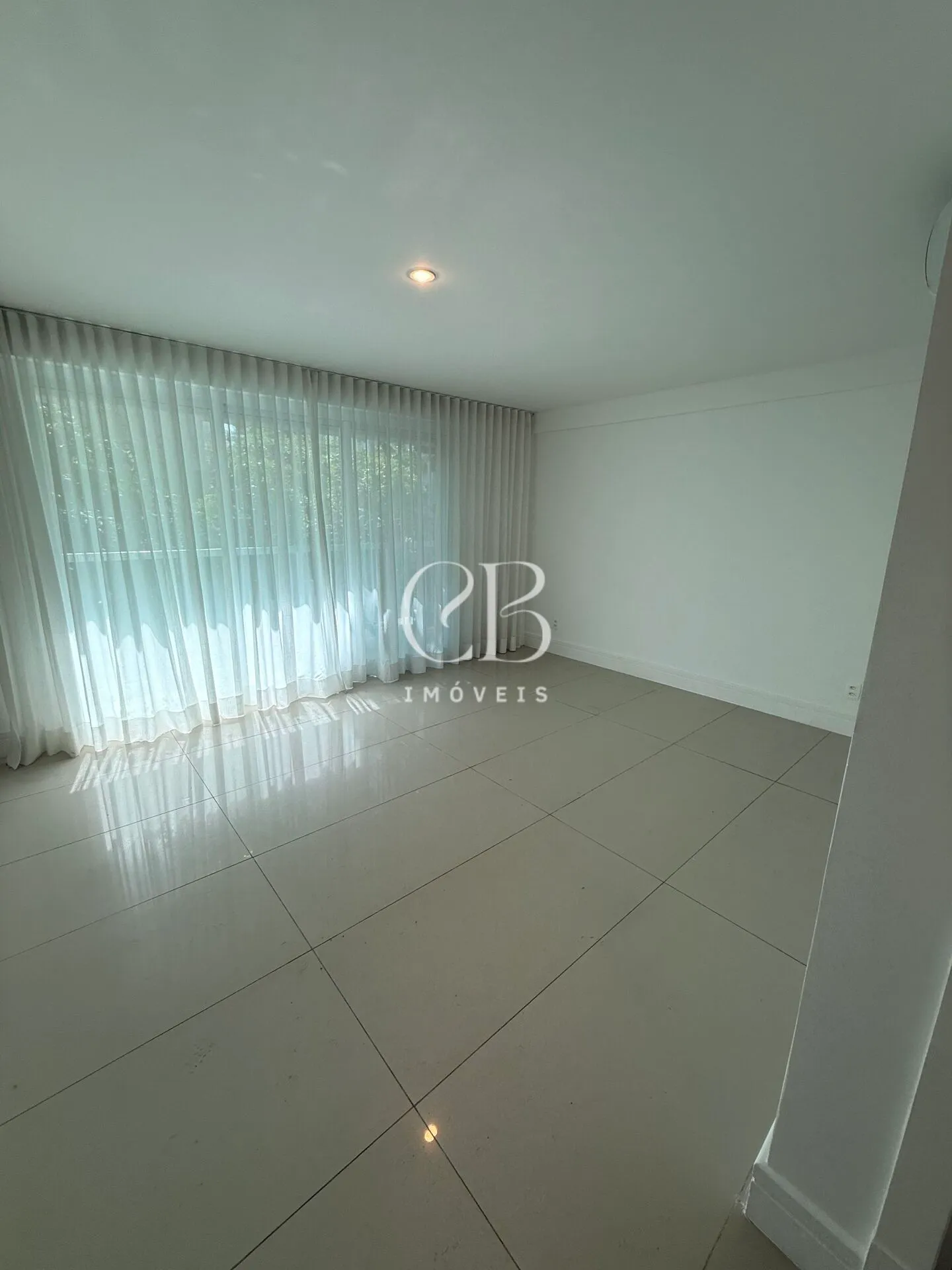 Apartment with 4 bedrooms and a balcony in great condition — photo 27
