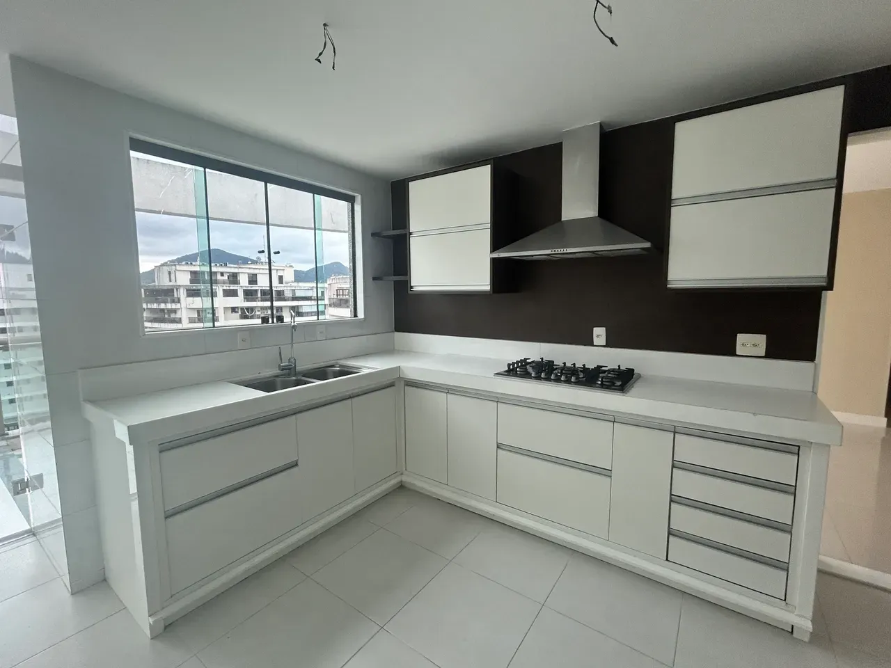 Balcony with a grill in a 3-bedroom apartment, 179 m² — photo 5
