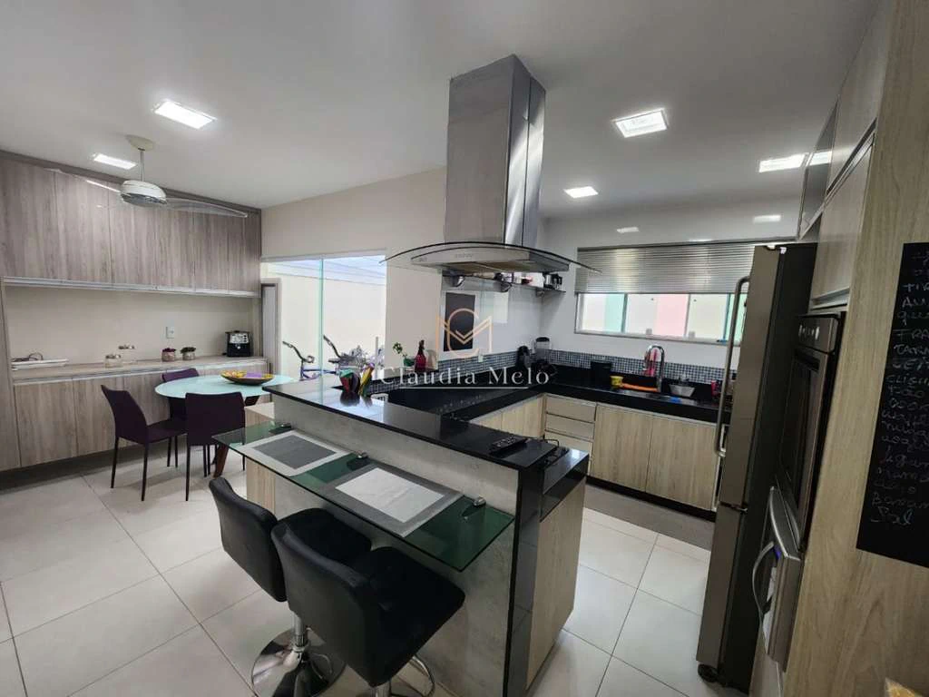 Casa em condomínio com 3 suítes e 370 m², cozinha integrada — photo 2