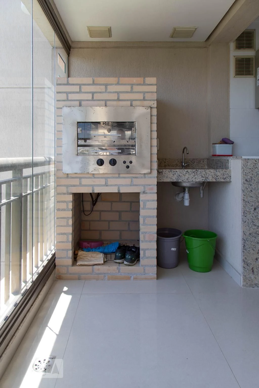 Balcony with a grill in a 2-bedroom apartment, 90 m² — photo 8