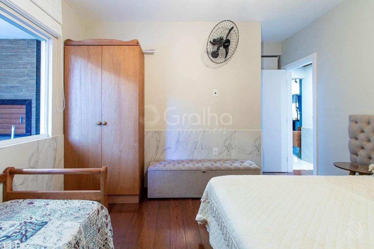 5-bedroom house with a fireplace in Florianópolis — photo 20