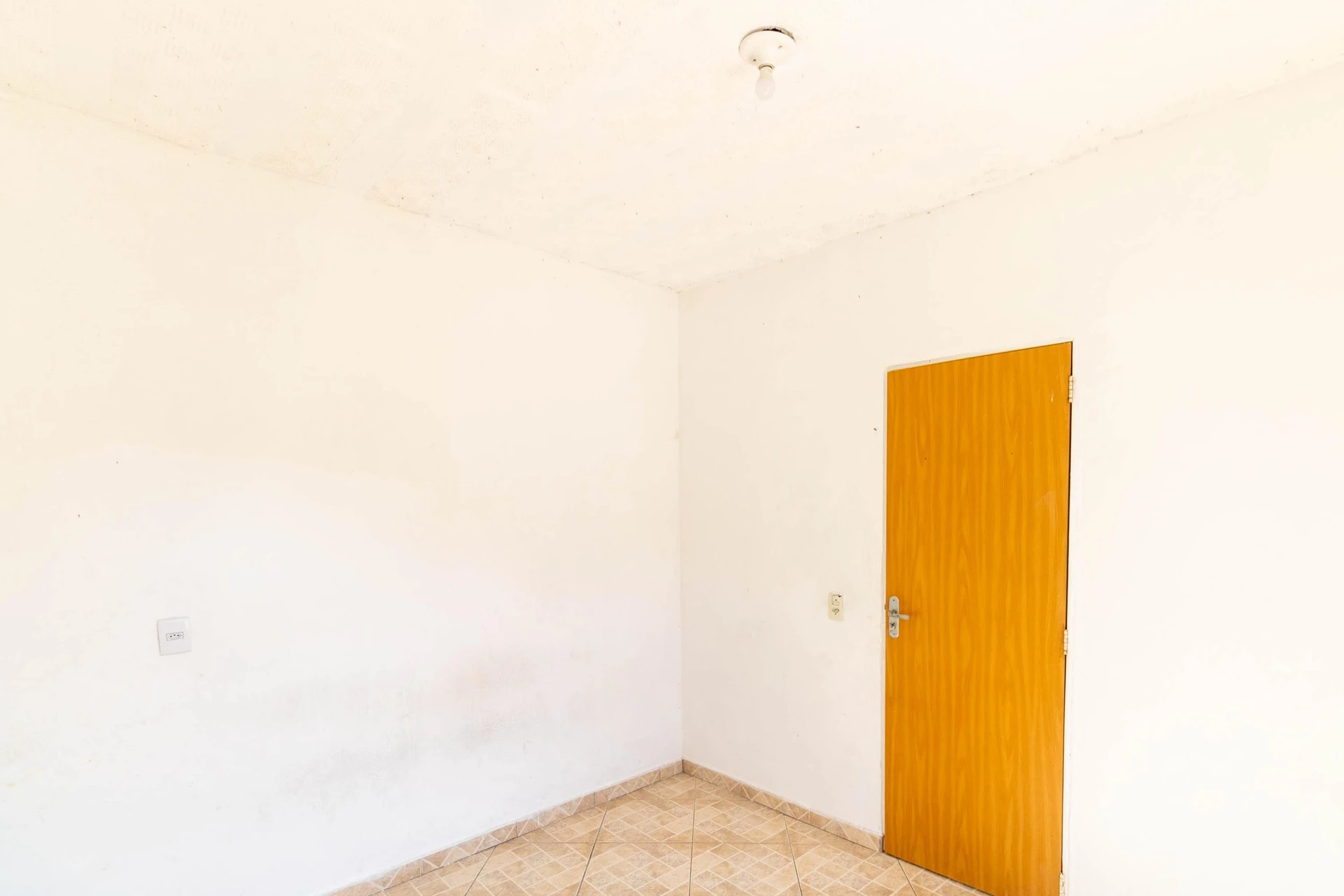 Unfurnished studio apartment with an electric shower — photo 12